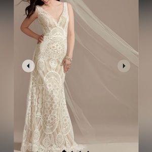 Wedding dress - size 8 - sheath, mermaid, boho, lace, romantic, plunge